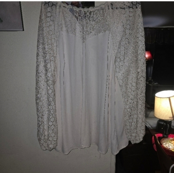 🍁🍂⚘️NWOT TORRID 2 Georgette Lace Mix Sleeve Top - Picture 3 of 6